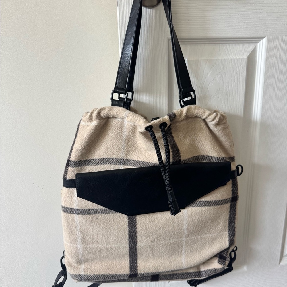 BÉIS Limited Edition The Messenger Tote in Plaid
